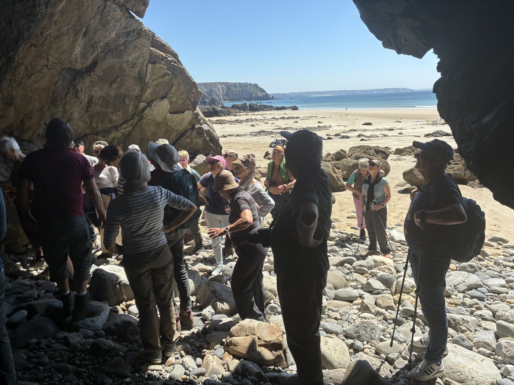 Cours de géologie devant les falaises.