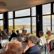 Salle à manger du village vacances avec sa vue panoramique sur l'océan.