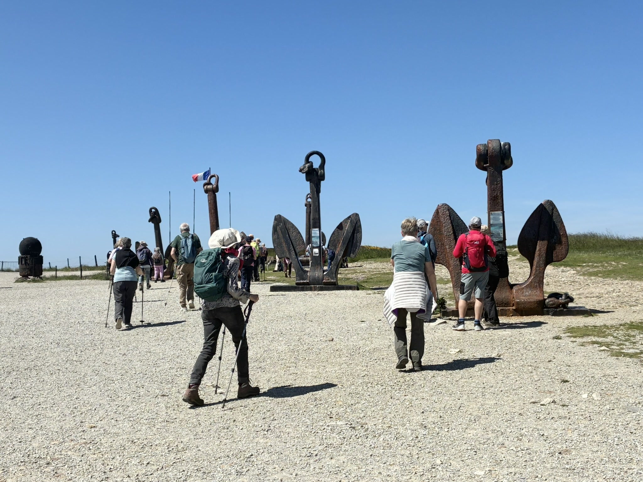 Devant le musée , un chemin d'ancres marines sur lesquelles sont gravés des poèmes