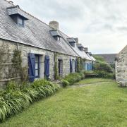 Village de petites maisons bretonnes typiques