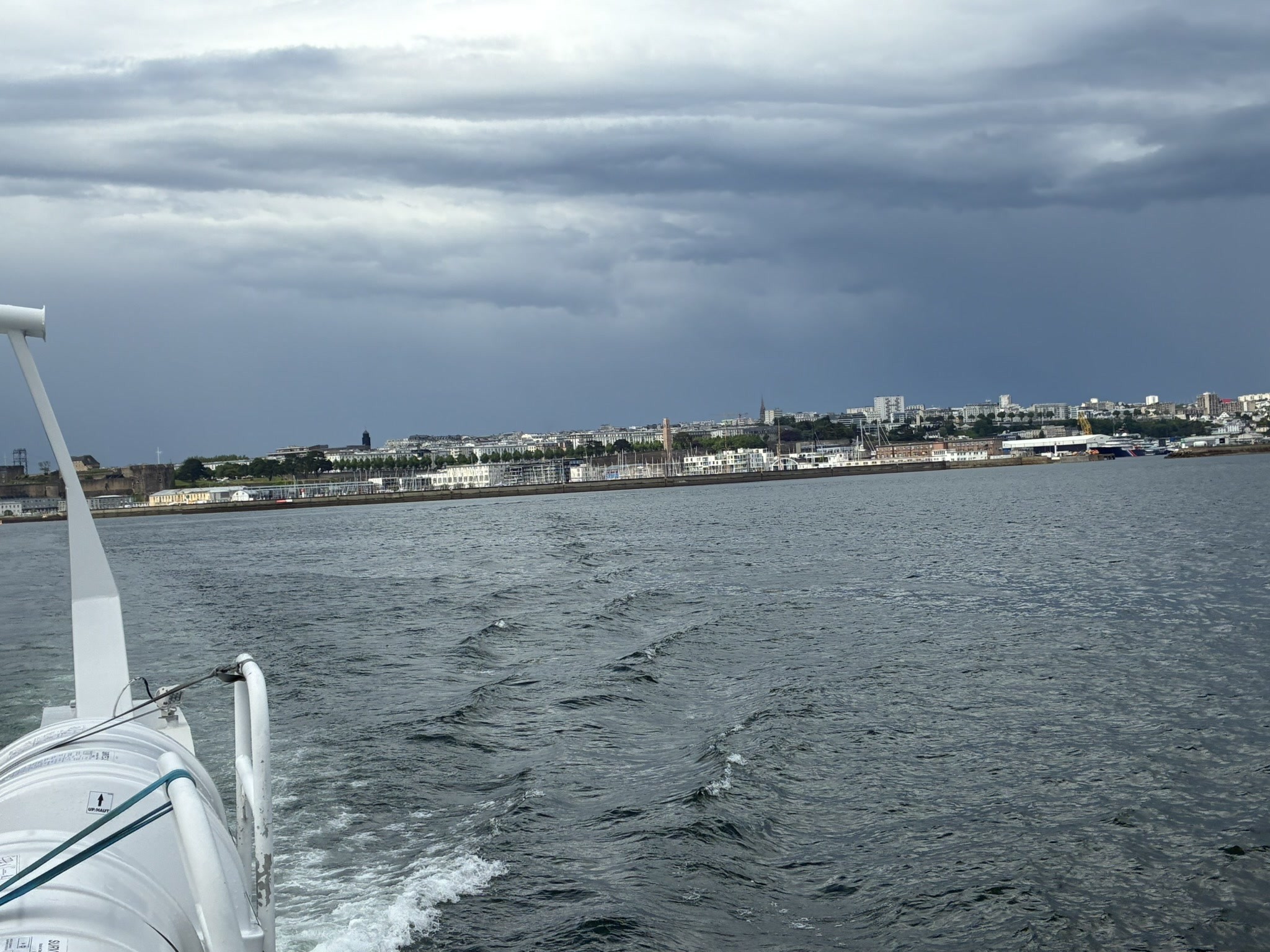 Histoire de la rade , de son port militaire , de sa réparation navale ,l'île Longue .