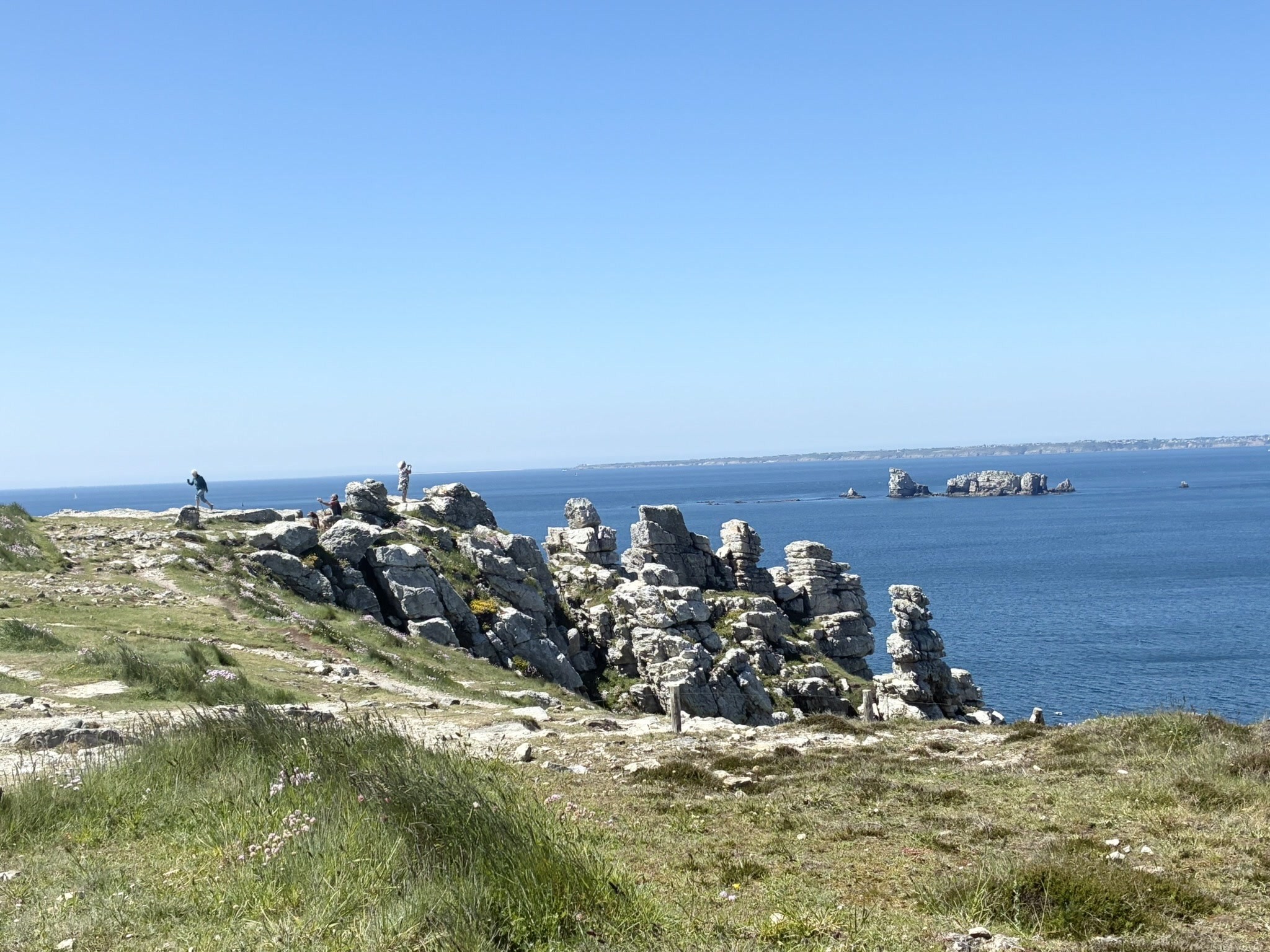 Toujours ce paysage entre lande et falaises déchiquetées , c'est  très beau !