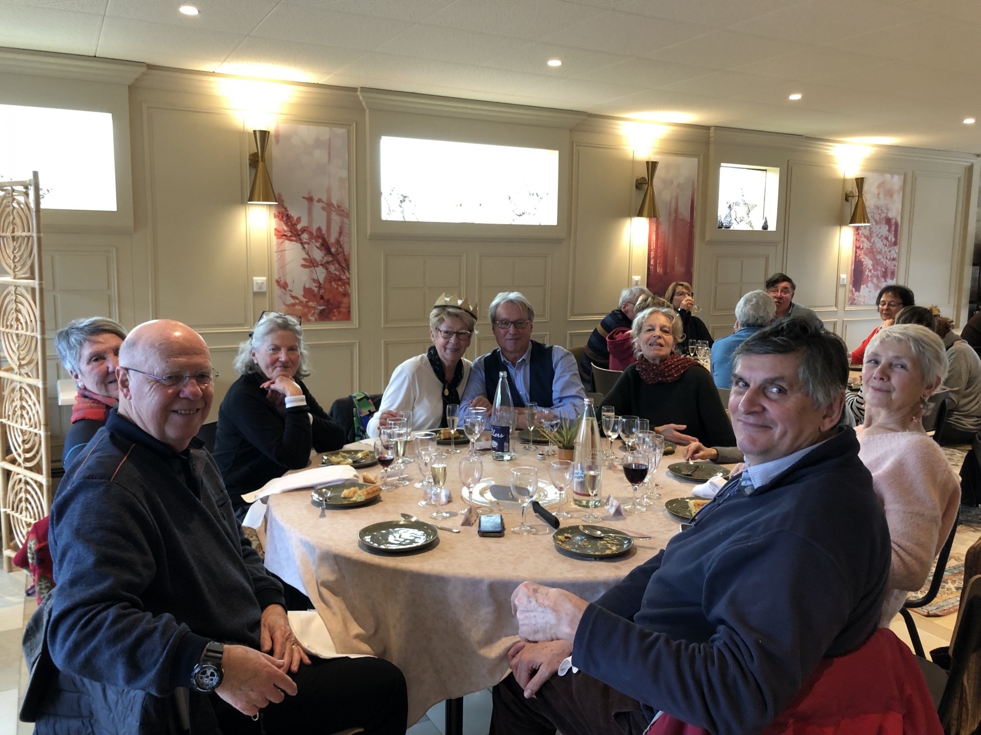 Puis Marie Annick tira la fève ! Après la galette, la marche en forêt nous a fait du bien