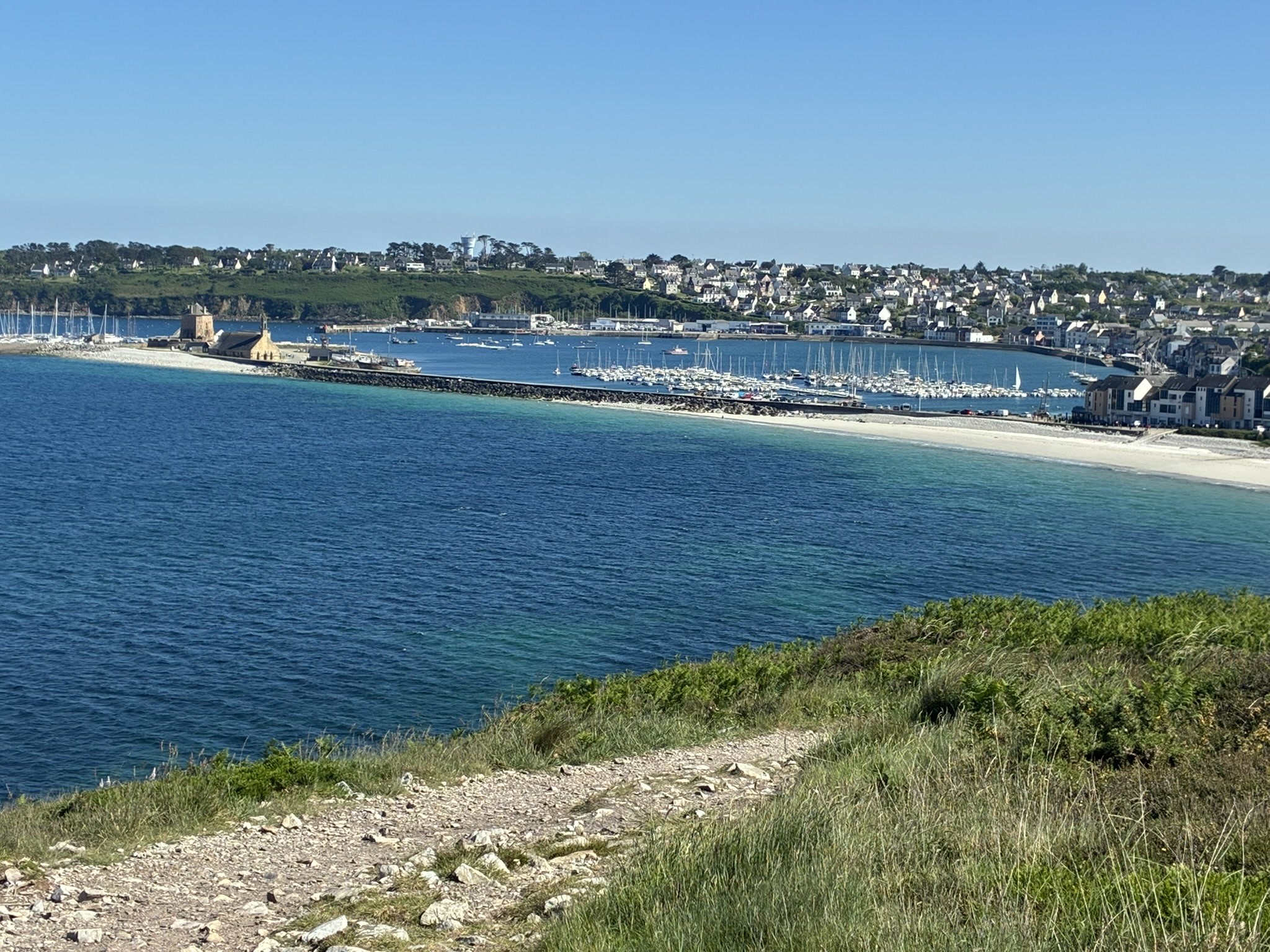 Camaret en vue avec son sillon .