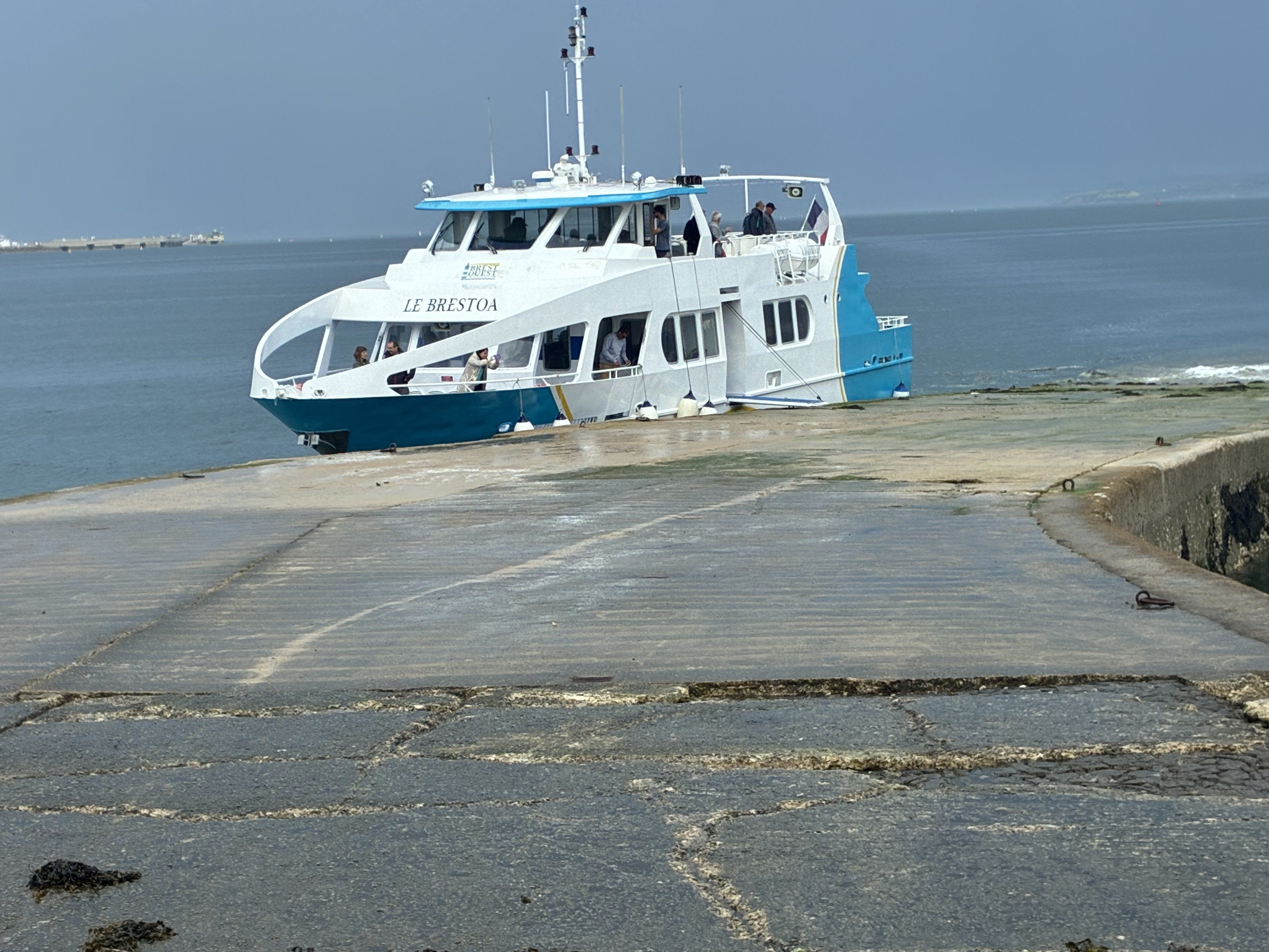 ...qui nous emmène pour une visite commentée de la rade de Brest.