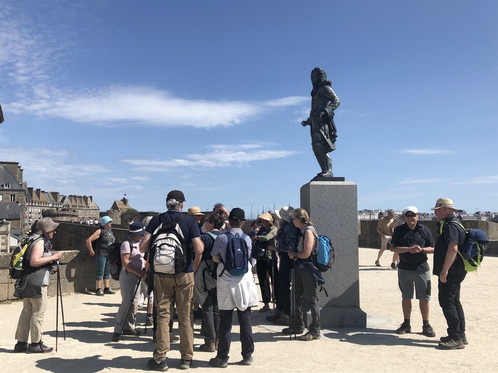 Nous visitons la ville intramuros en écoutant les explications de Laure