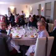 Fin de repas avec galette et champagne