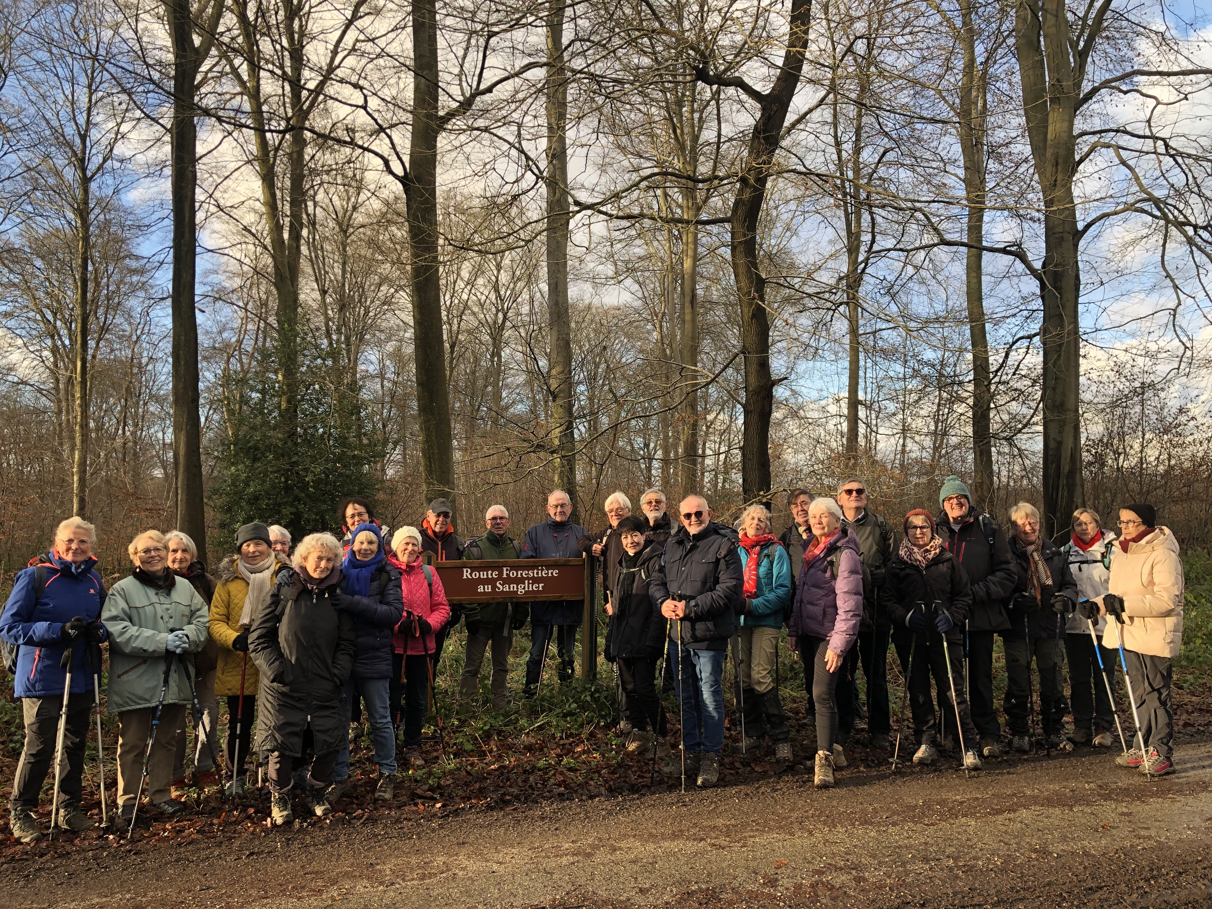 2025 commence bien : soleil et ciel bleu pour notre petite randonnée en forêt de Roumare !