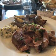 Tête de veau.Tout était bon, mais service un peu chaotique au niveau du vin !