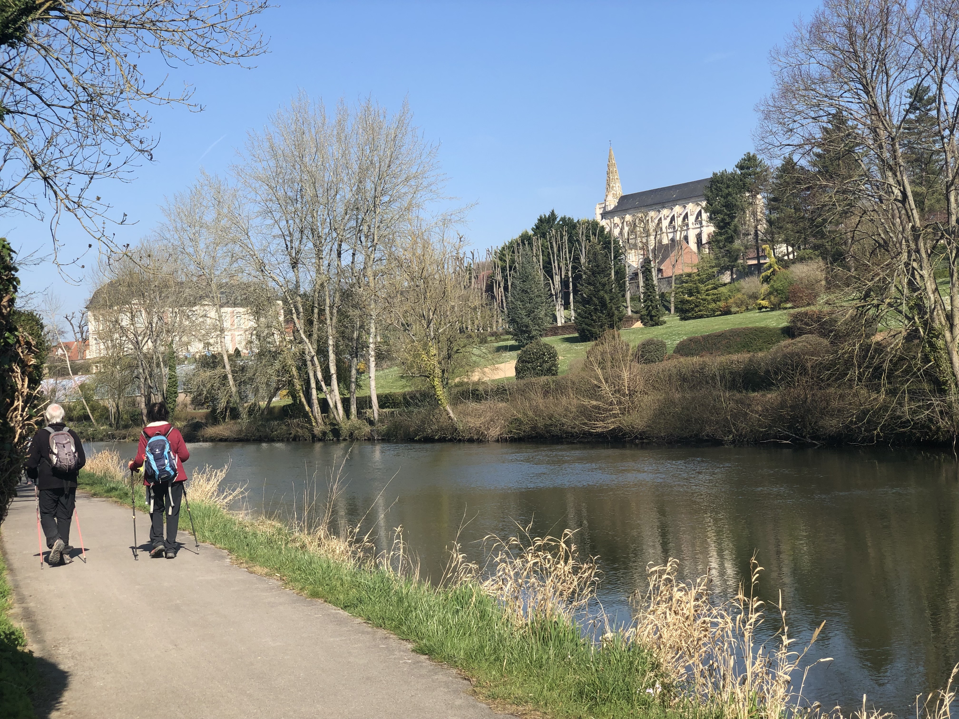 ...et nous revenons au village en longeant le parc ...