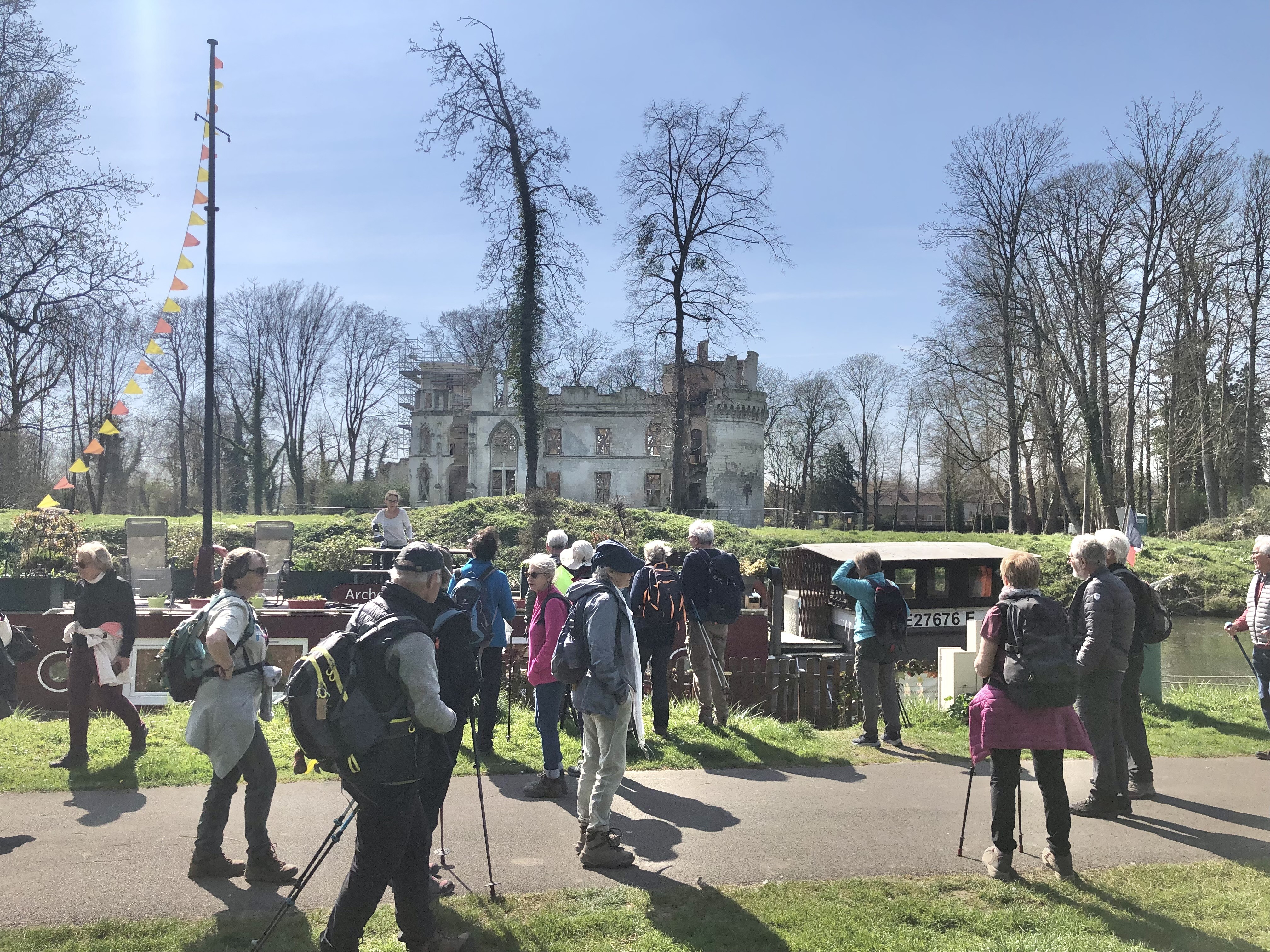 Nous passons devant le château fort, à l'état de ruine, de Pont Rémy ...