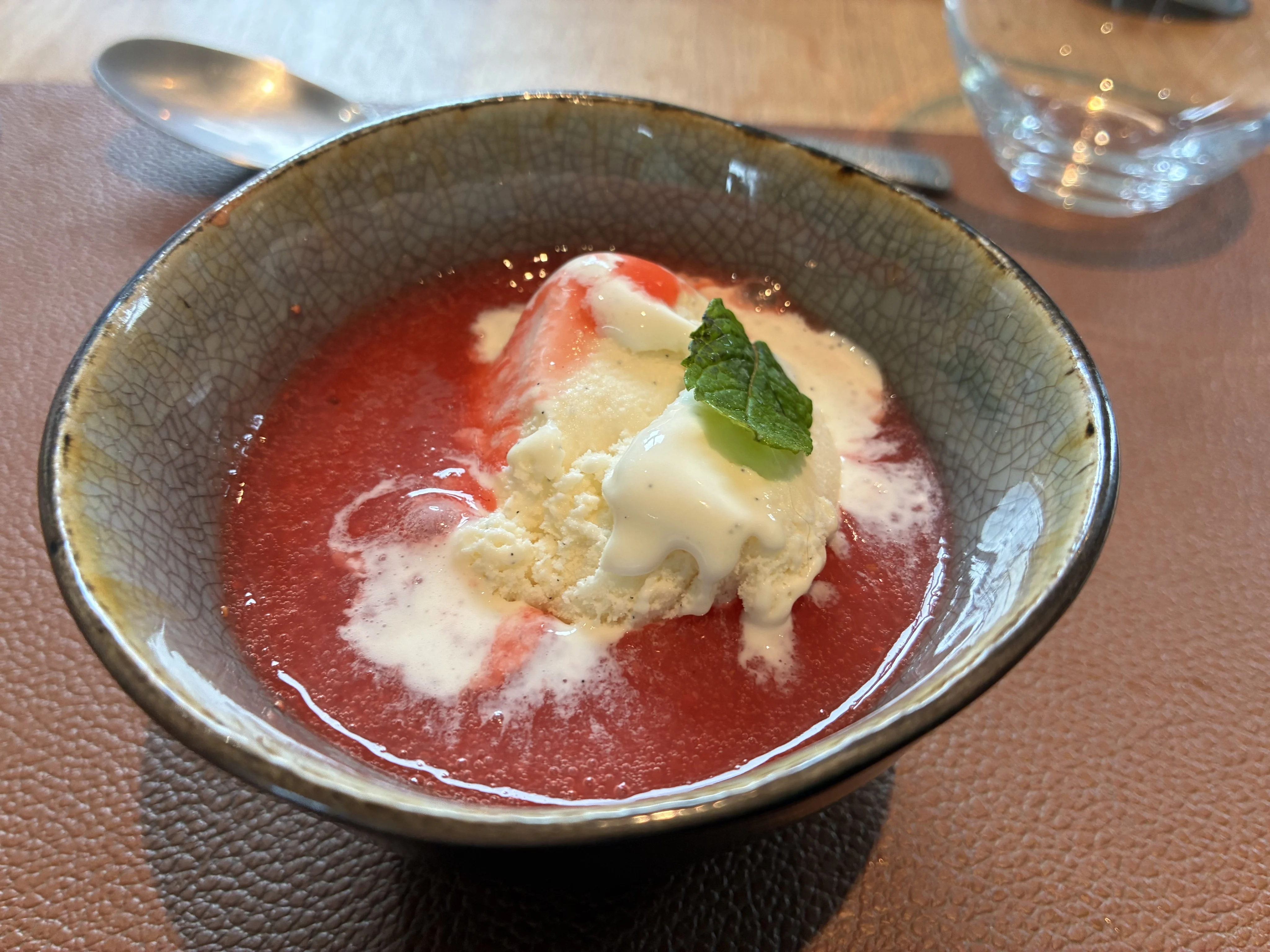 soupe de fraises, glace à la vanille.
