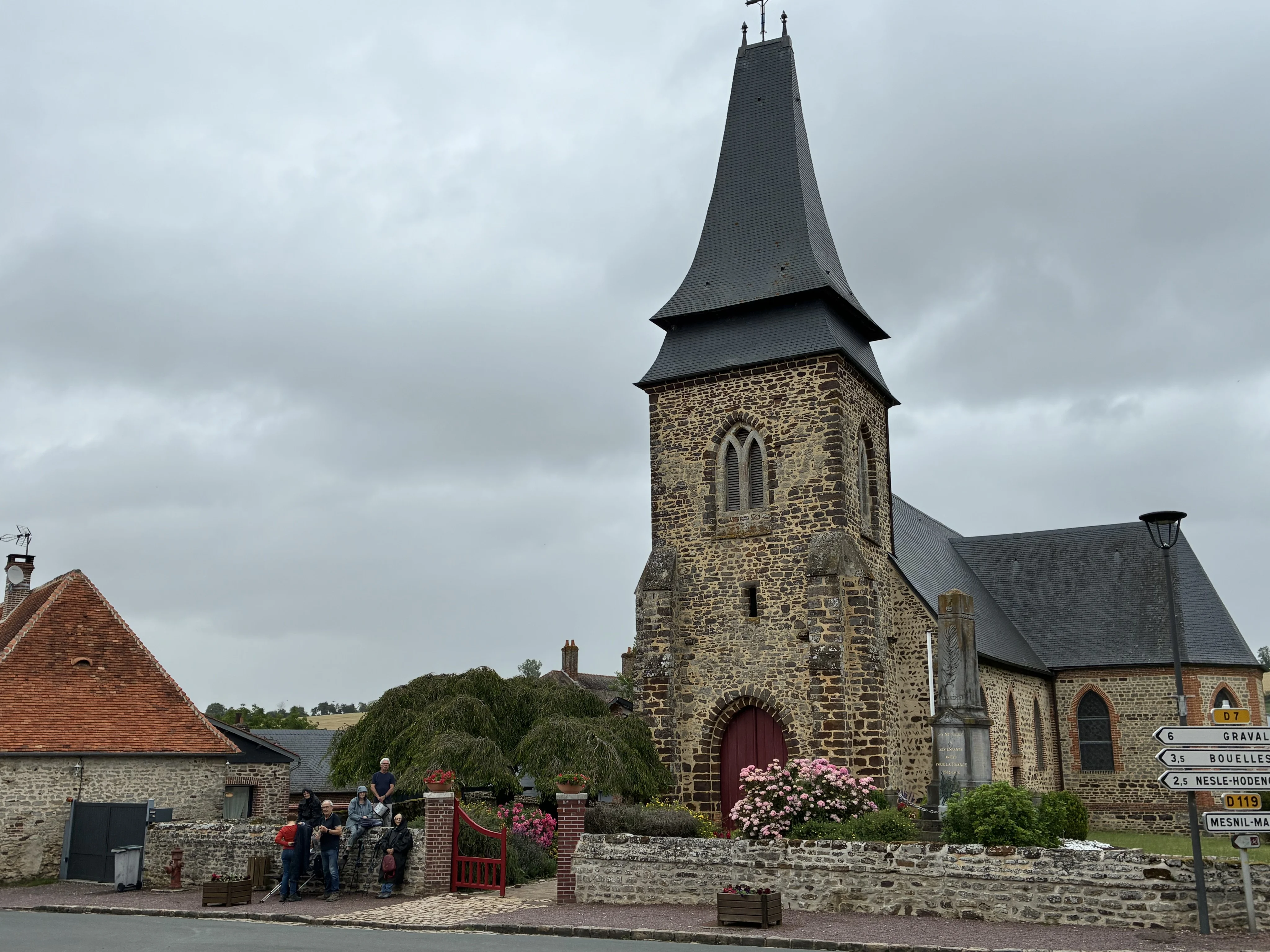 Les deux groupes se retrouvent devant l'église de Saint Saire.....
