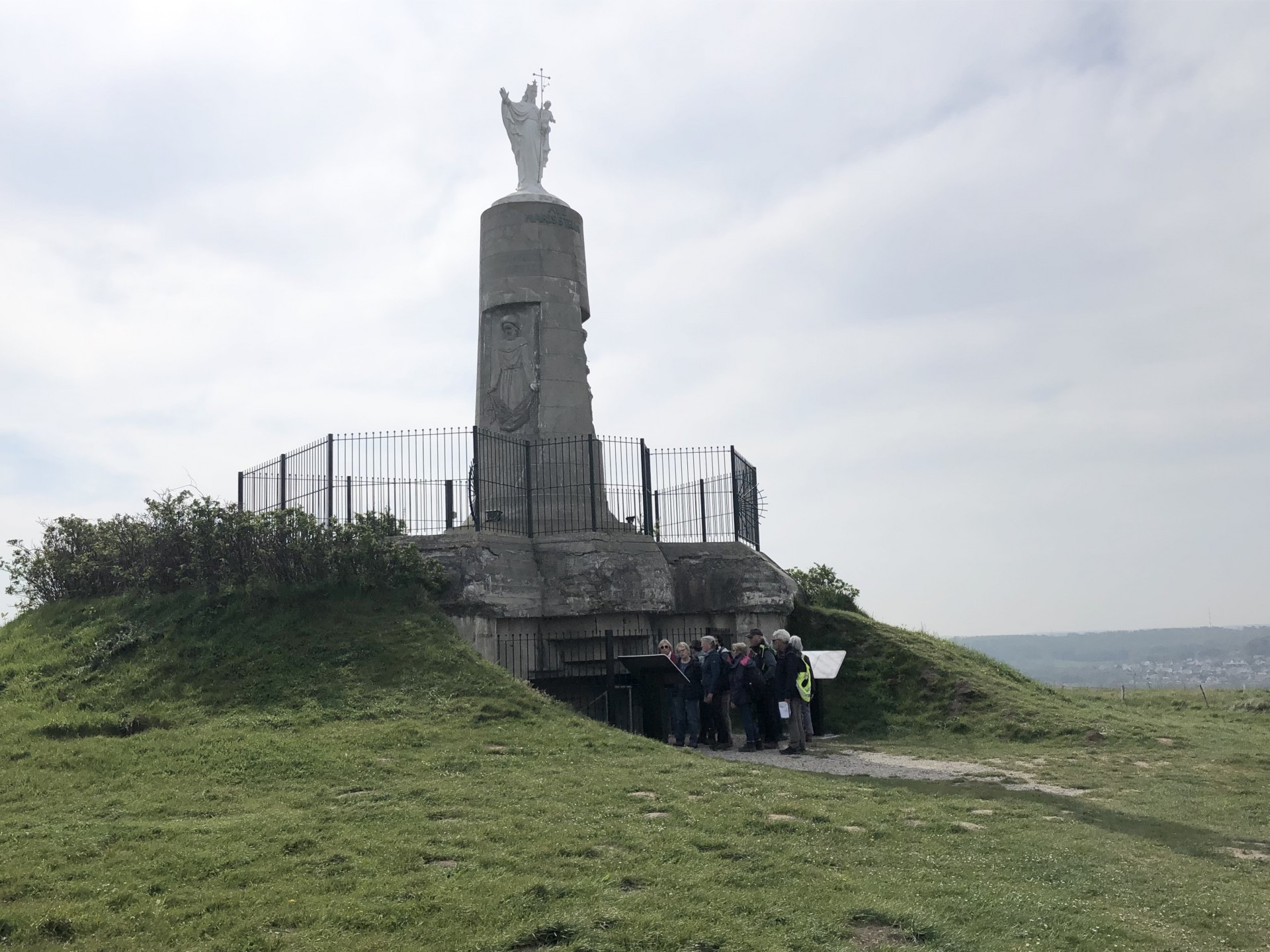 ..à Notre Dame de la Falaise