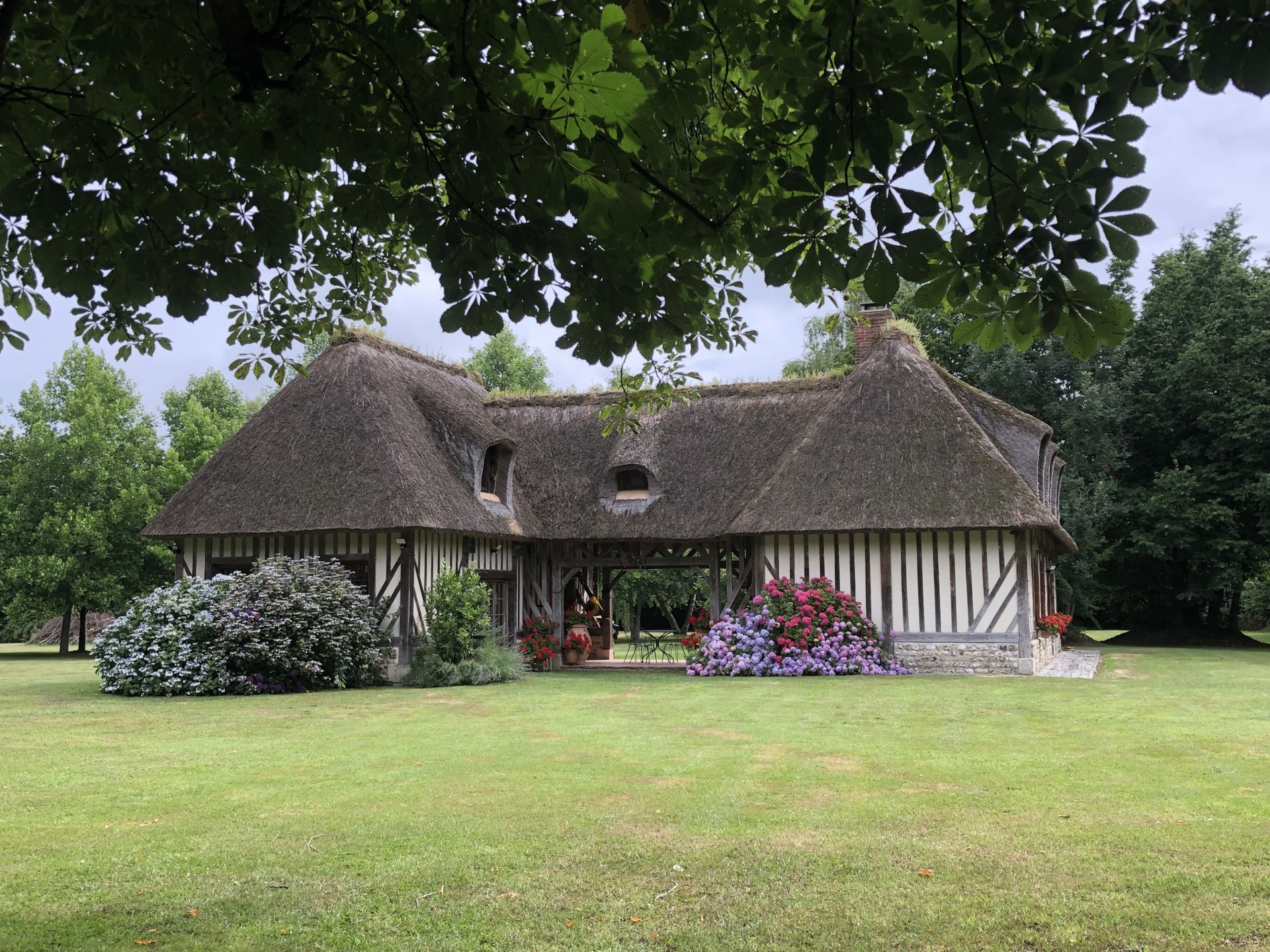 ...Beaucoup de belles maisons , de très belles chaumières