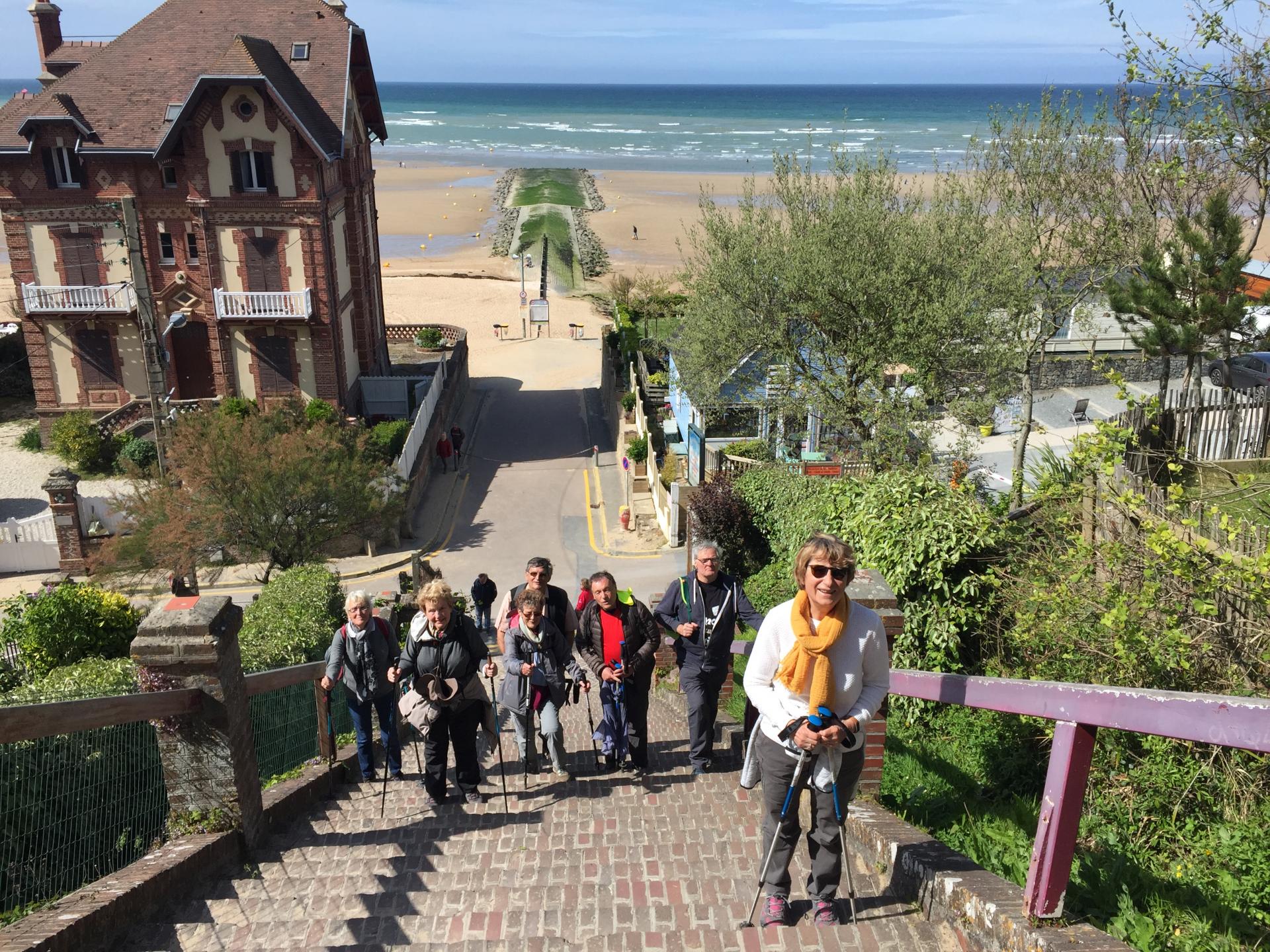 Pour les volontaires, montée, un peu raide, vers le panorama