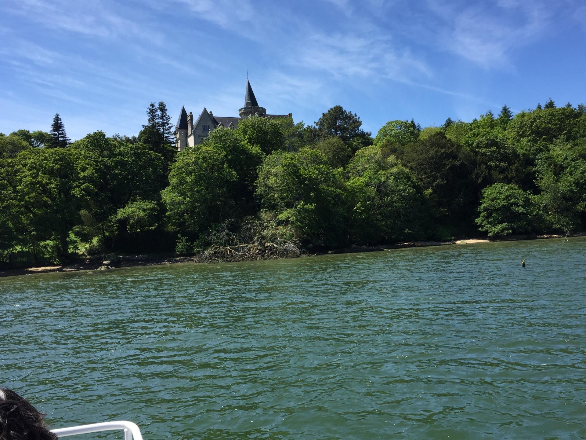 Un des châteaux sur les rives de l' AVEN