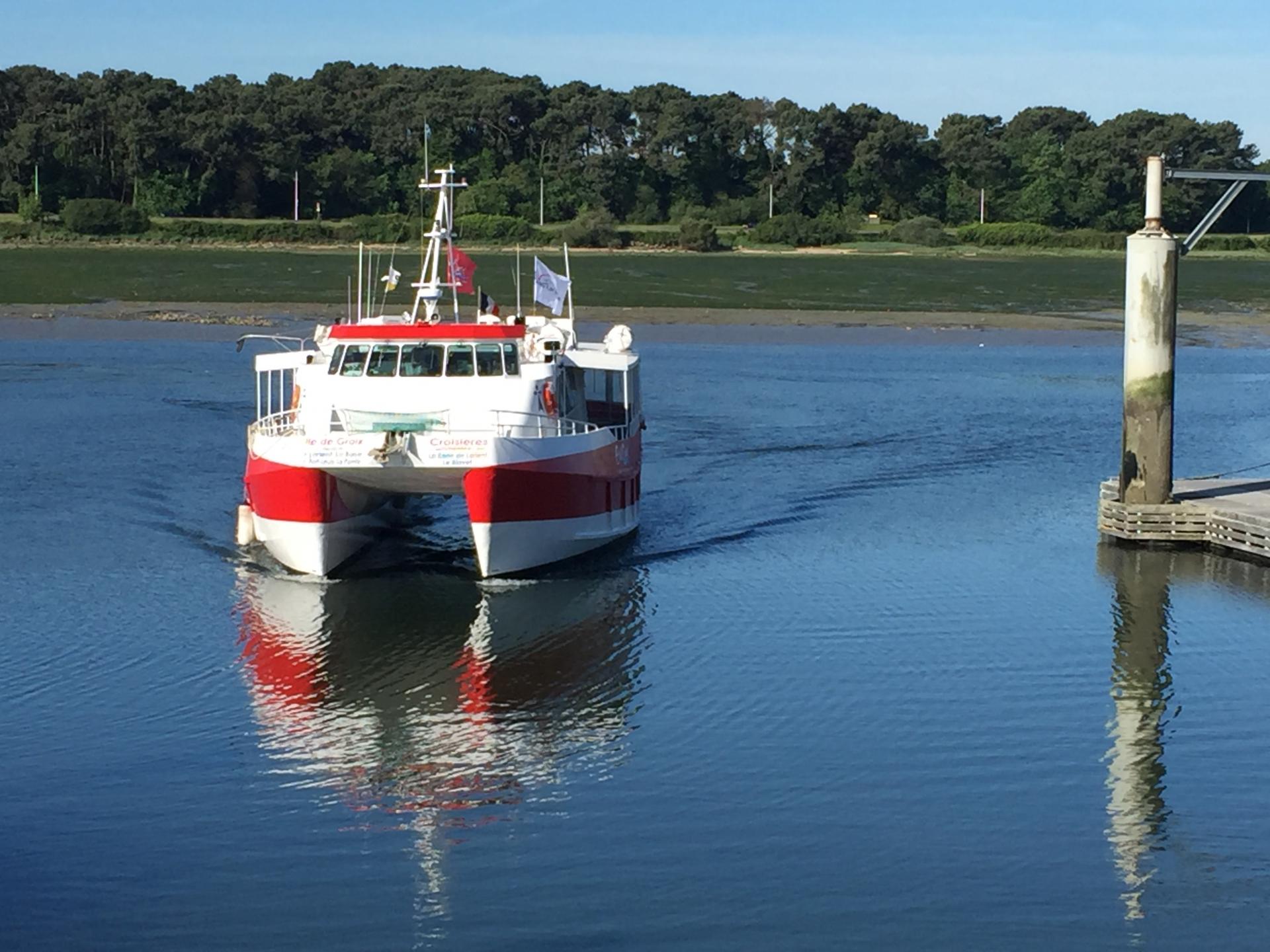 Jour 3 - Le bateau pour Groix arrive à l'embarcadère qu'une voiture a failli manquer !!
