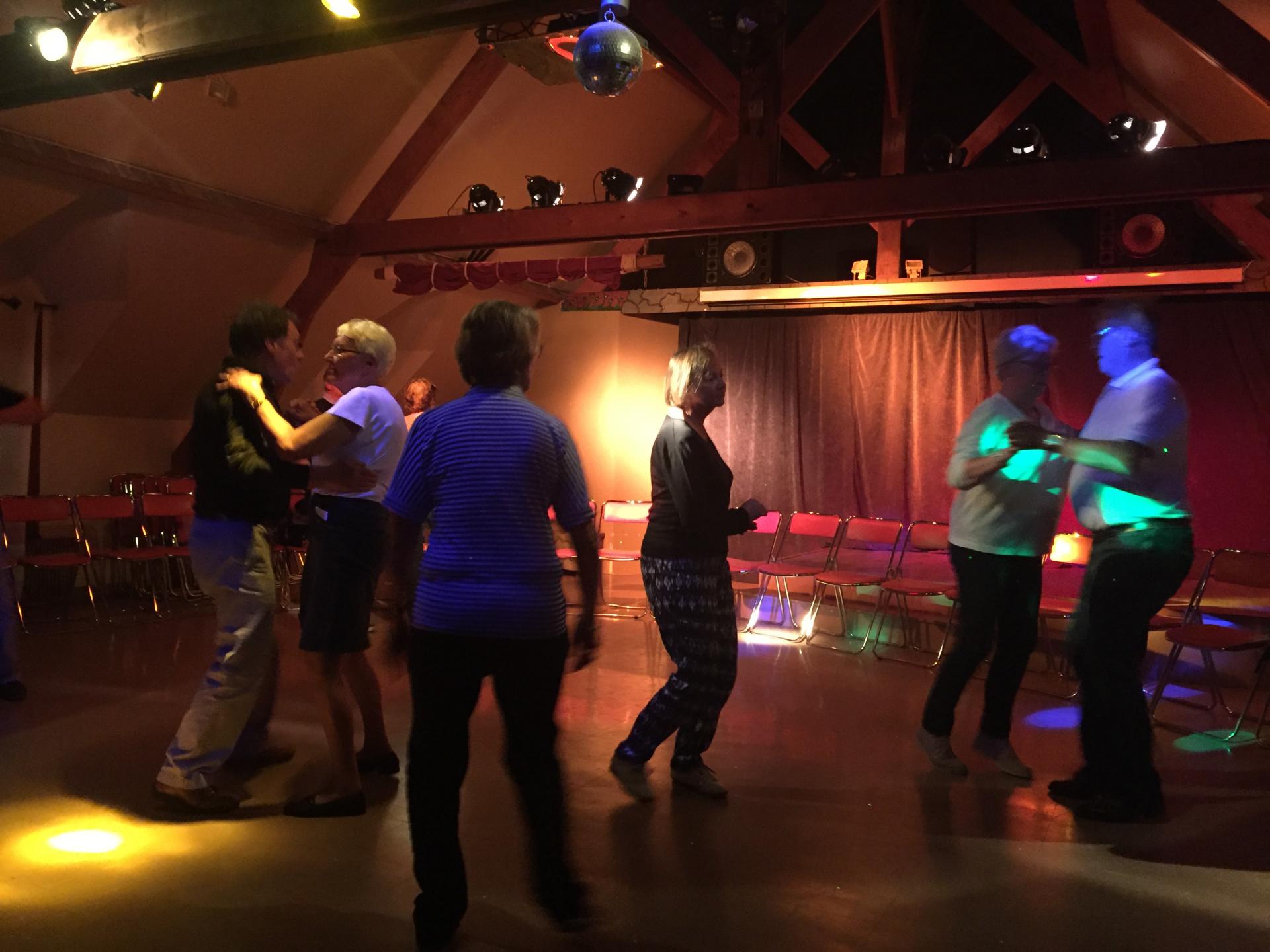 Valse entre Réjanne et Joël et les danseurs professionnels Marie Annick et Yves