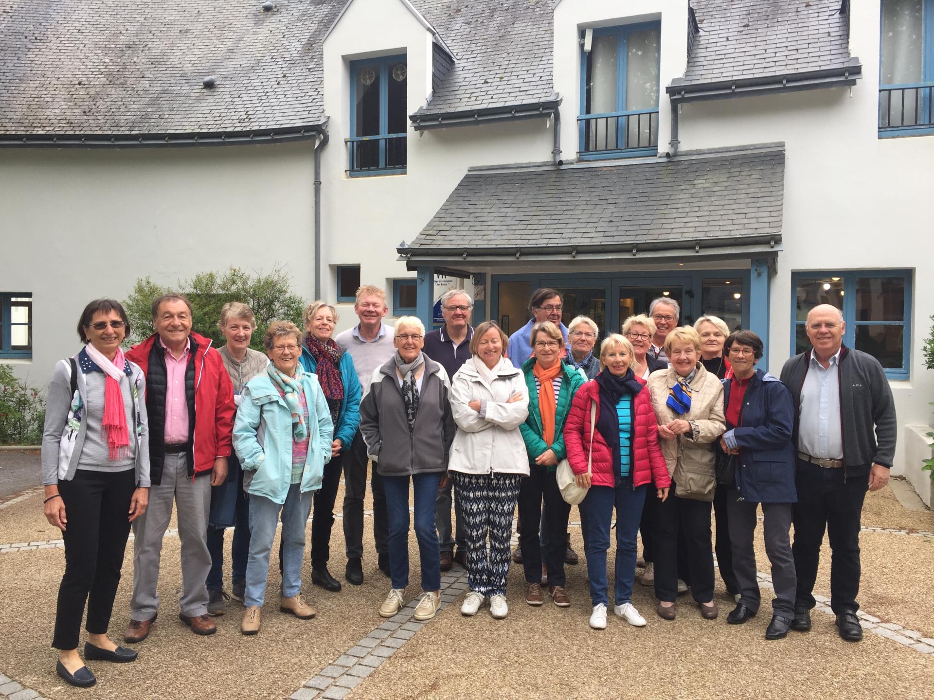 Jour 5 - Fin du séjour, photo devant l'entrée de Ker Belen avec Vincent le Directeur.
