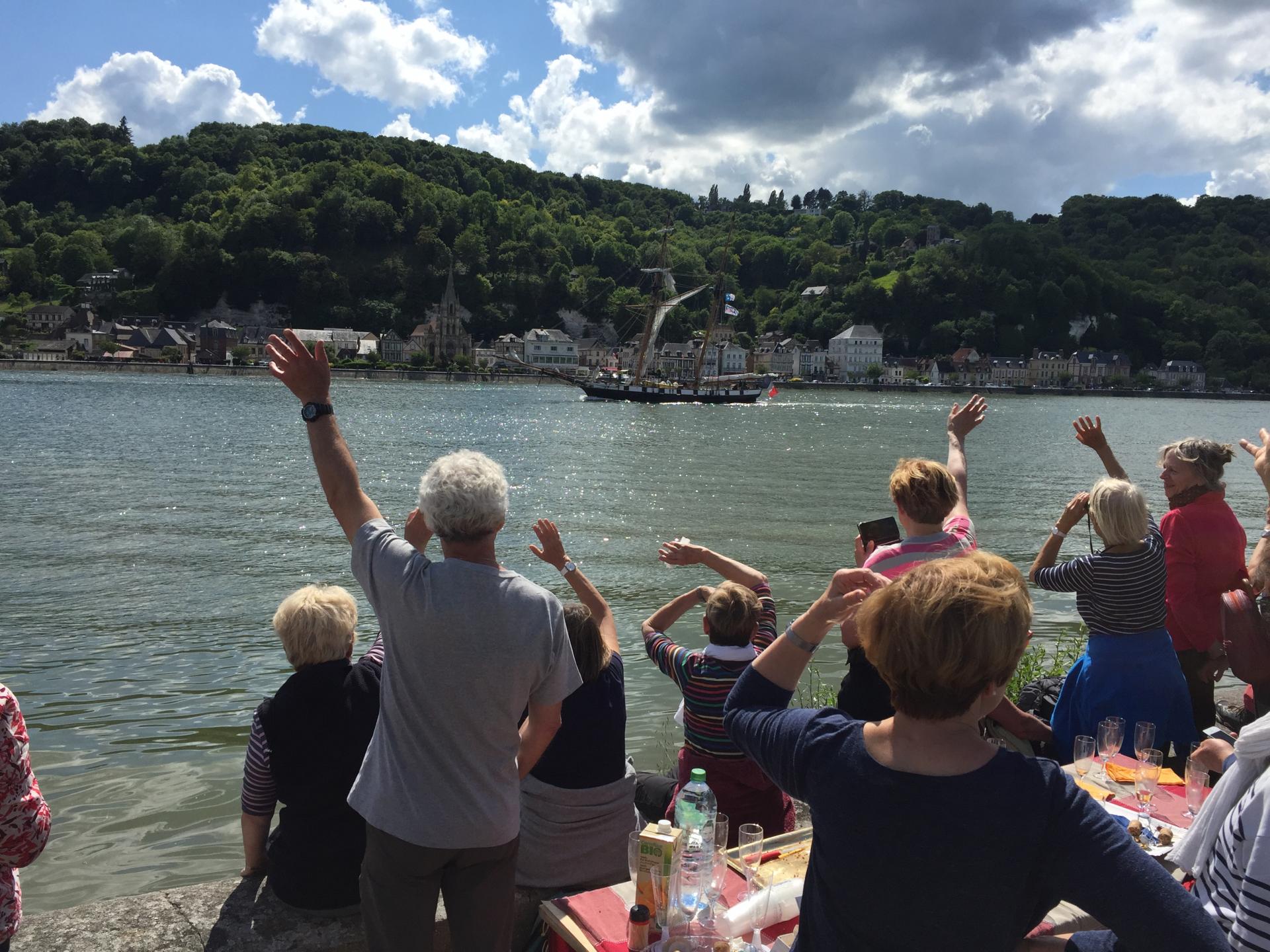 Les Seinomarins participent à l'accueil des marins;
