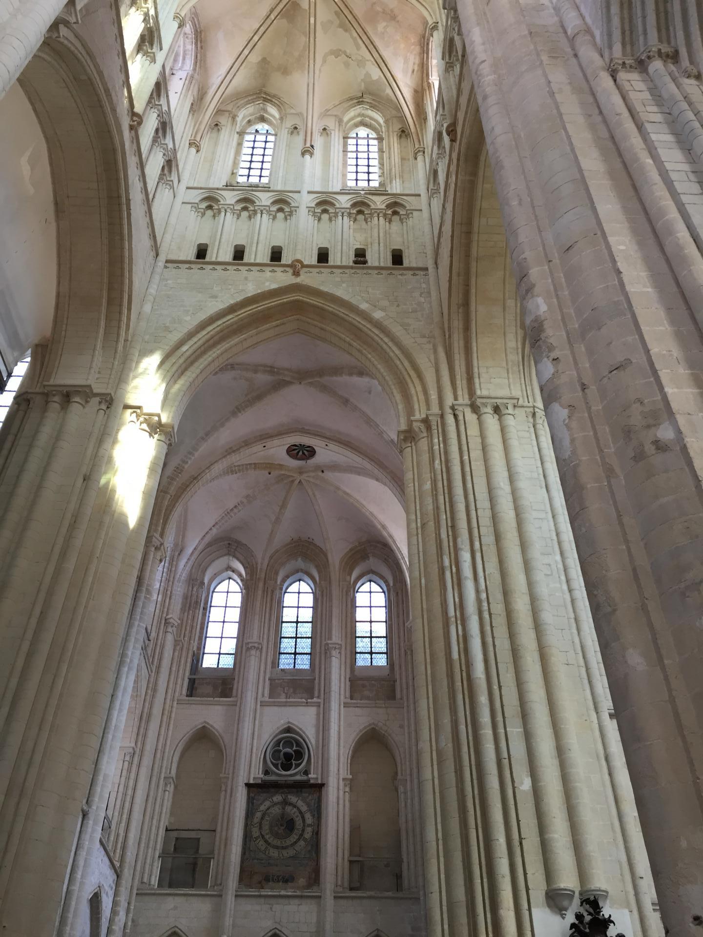 Abbatiale de la Sainte Trinité et son horloge astronomique à marées.