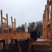 On croirait un nain à la table des géants !