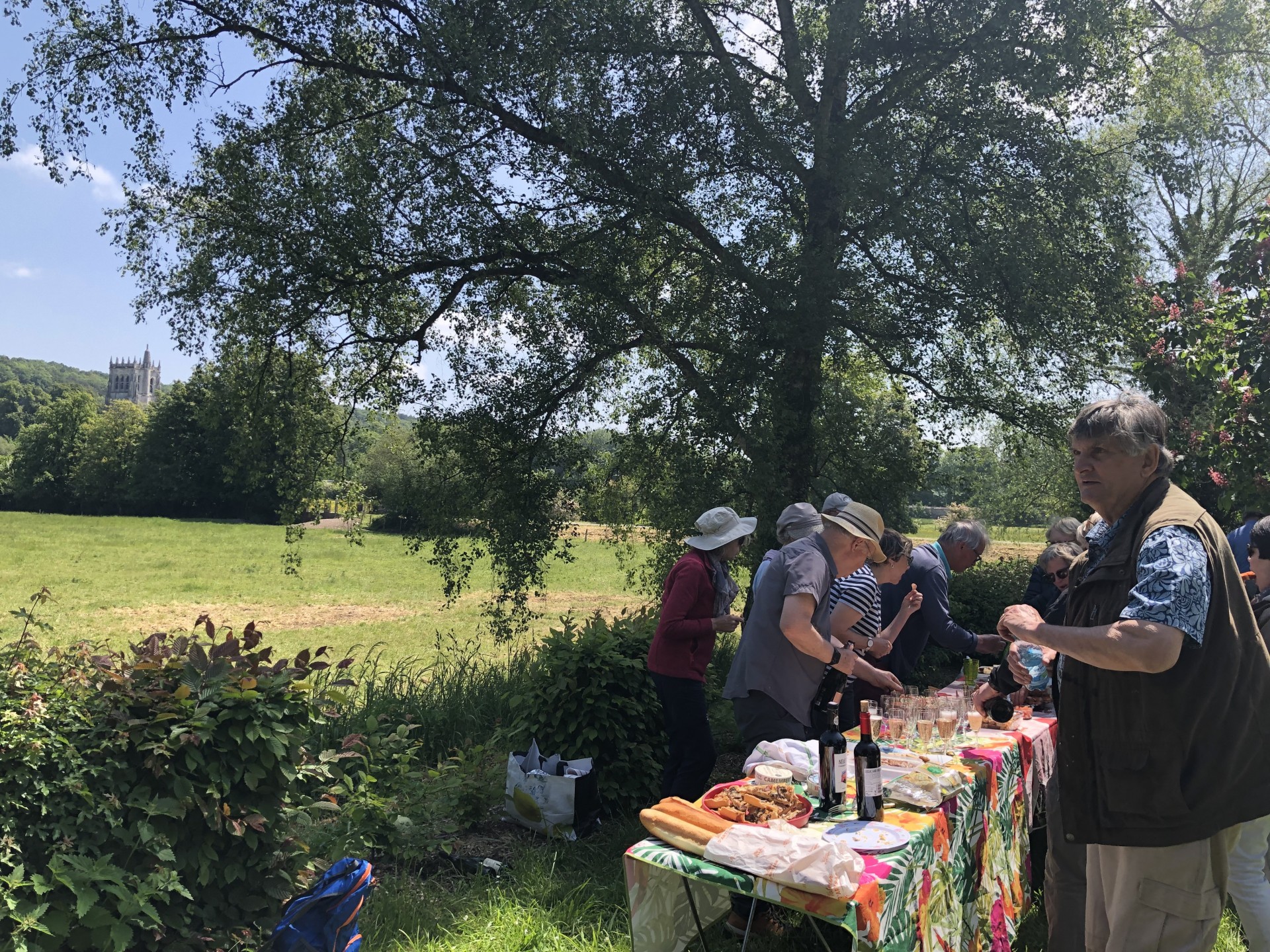 A l'ancienne gare du Bec Hellouin, le buffet pour l'apéritif s'organise !