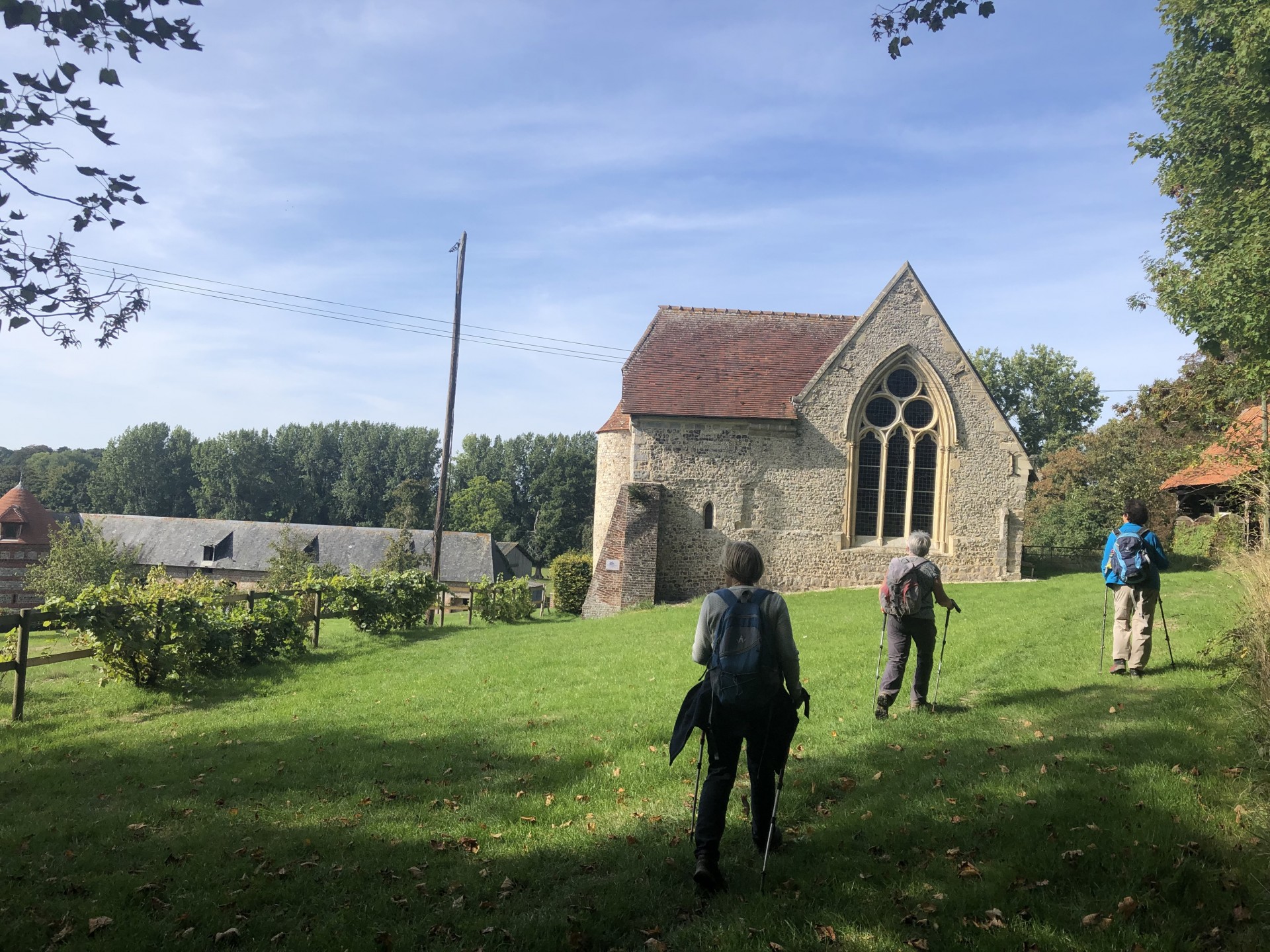 et nous arrivons à la jolie chapelle Saint Julien .