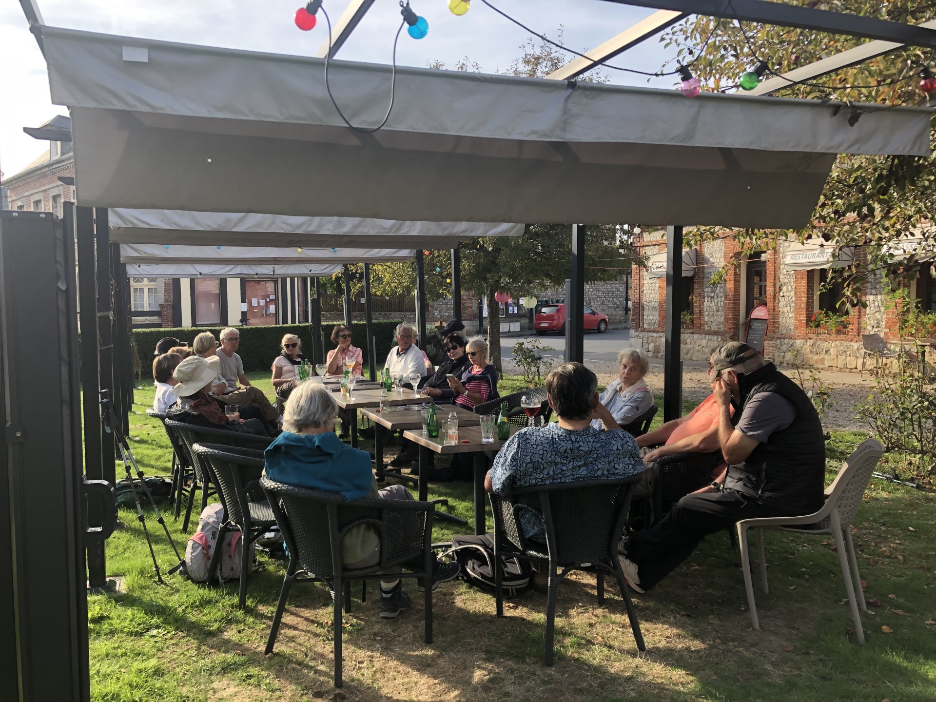 Fin de cette belle journée au bar situé sur la petite place de Sotteville