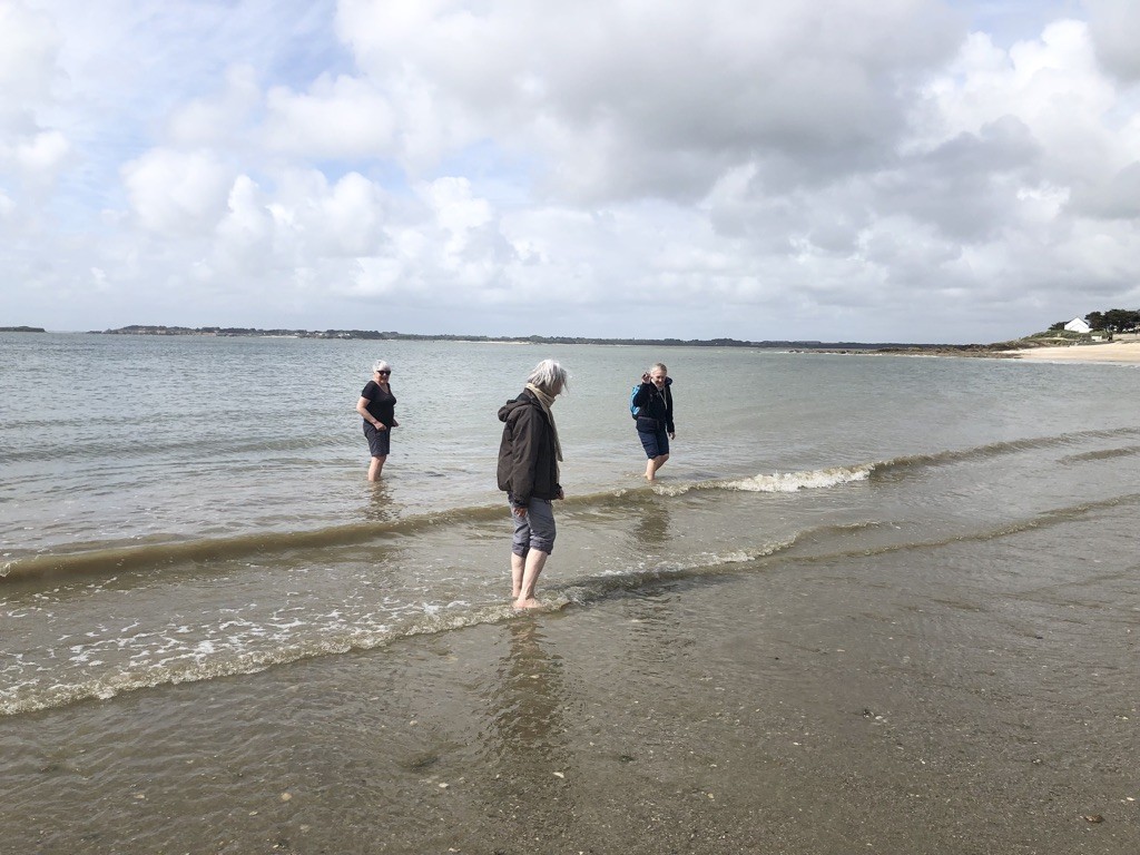 Nous revenons par la mer, des courageuses se mettent les pieds dans l'eau !