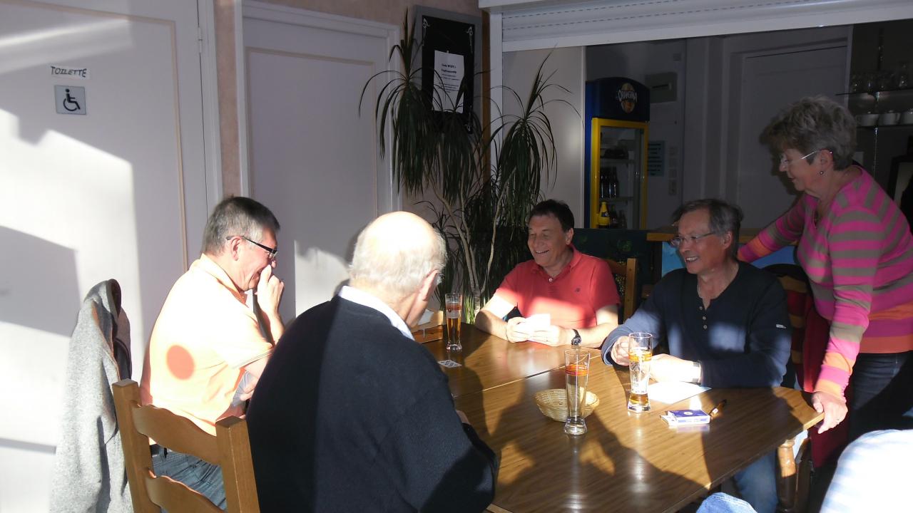 Belote au bar du village vacances
