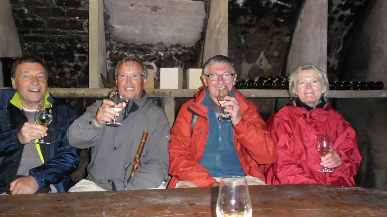 Dégustation de Bourgogne blanc dans une cave à Chitry