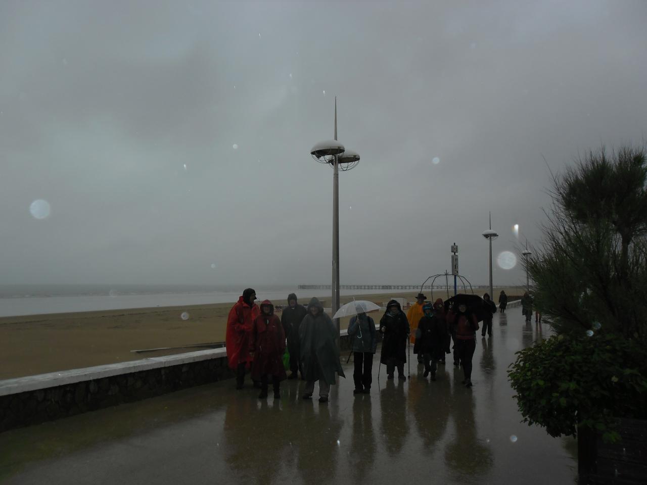 Plage de St Jean de Monts, les capes et les parapluies ont été utiles.
