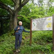 Martine près de son arbre