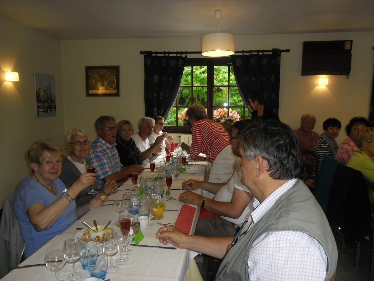 C'est l'heure de l'apéritif à l'Auberge de la Forêt à Arques la Bataille