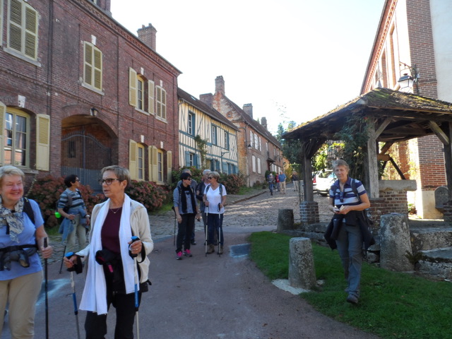 Arrêt devant le puits communal (70 m de profondeur)