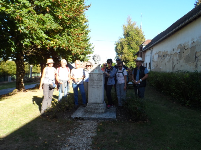 Petit monument à la mémoire du héros local à la personnalité intéressante