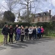 .Après le repas, départ pour la randonnée à Mesnil sous Jumièges