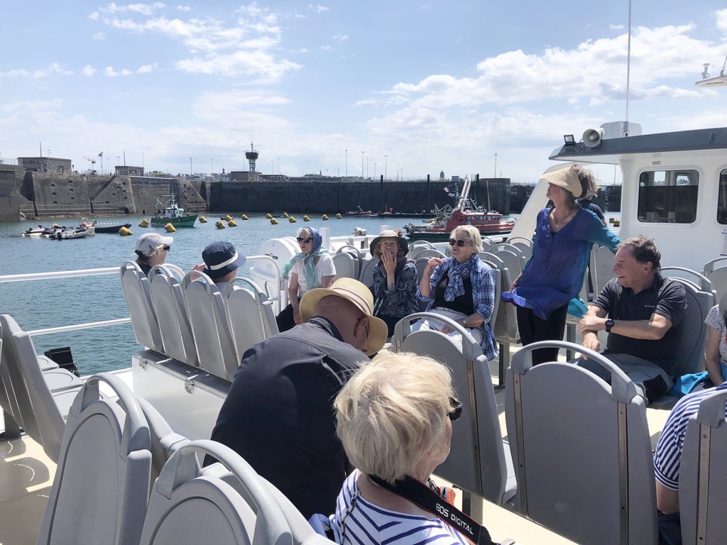 L' après midi, nous embarquons dans le bus de mer pour aller à Dinard