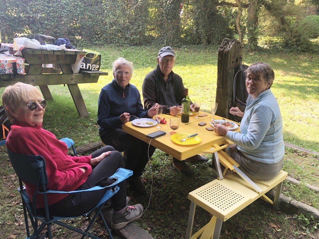 Tout le monde se met à table pour déguster toutes ces bonnes choses !