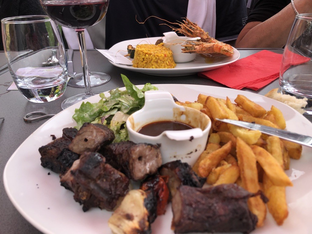 Plats très appréciés en particulier les bonnes frites