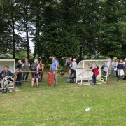 Pause au terrain de football de Jumiéges, sans ballon !