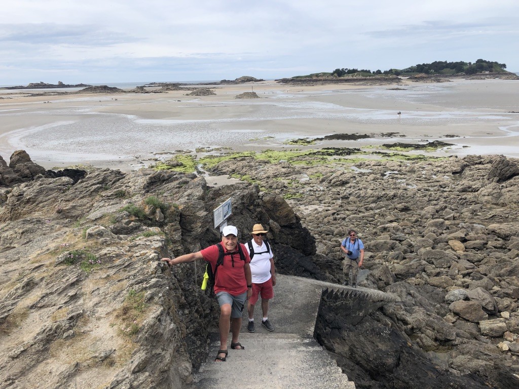Un dernier effort pour remonter aux voitures : gros rochers et escalier !