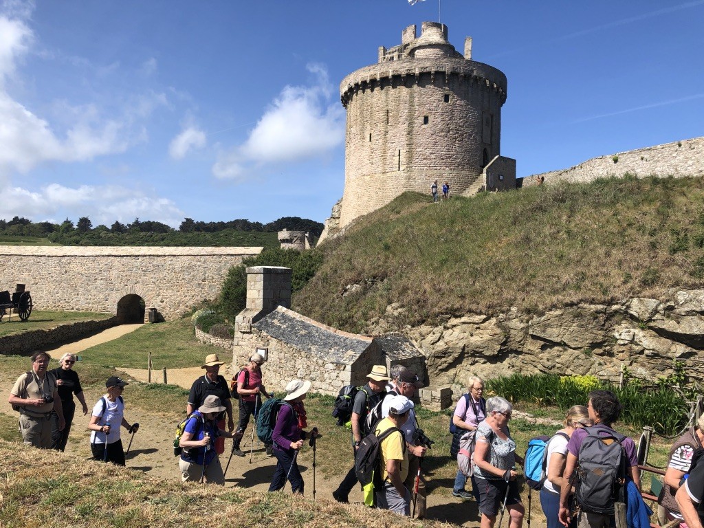 quelques uns vont monter tout en haut de la tour de guet  !