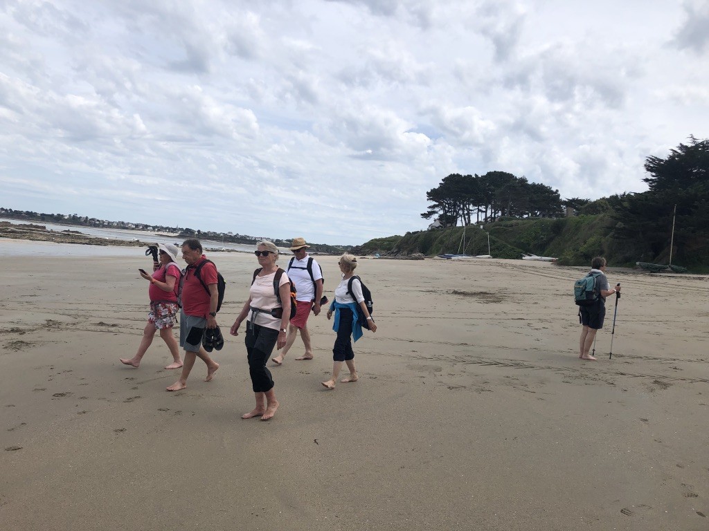 ...à l'ile des Ebihens à marée basse mais il faut quand même retirer les chaussures  !