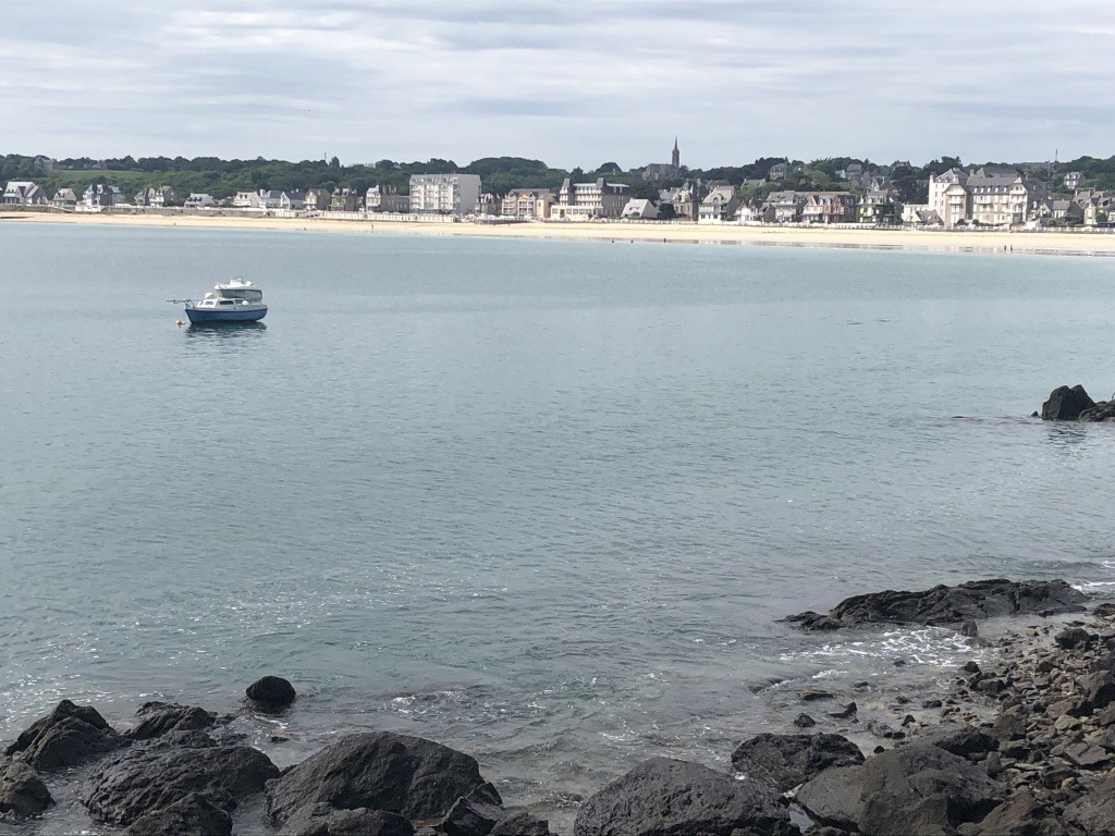 Du port nous revenons vers la plage et l' hôtel