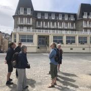 Nous retrouvons Françoise et Joël devant l'hôtel des bains ...