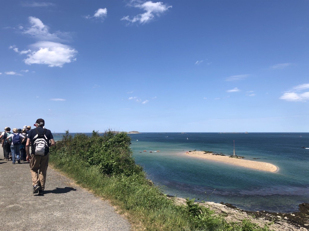 .... et nous suivons le chemin qui suit le front de mer en longeant les falaises de Dinard