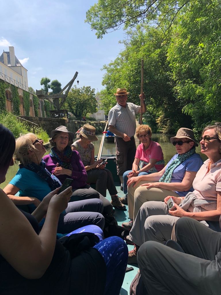 Notre batelier nous emmène pour une balade en barque très agréable et reposante !